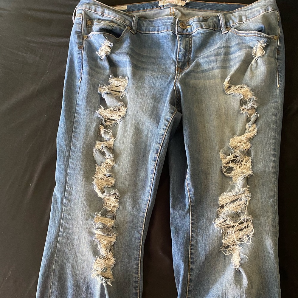 Distressed Boyfriend Denim Capri pants